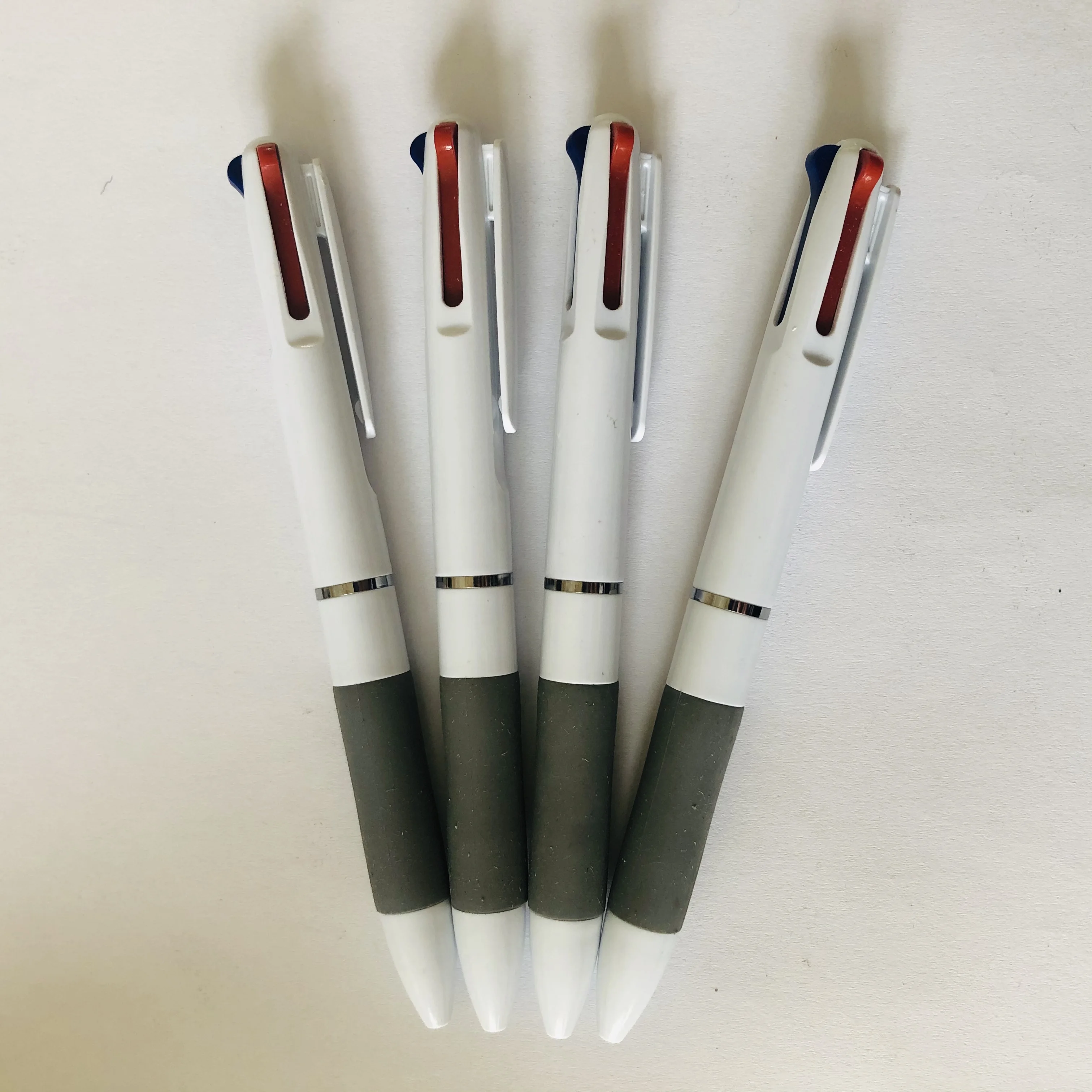 Veľkoobchodný predaj 3 farbou atramentu plastové guličkové pero, Multi-farebné atramentové prispôsobené logo tlačené propagačné darčekové hotel pero