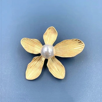 Matt Zlata-farebná Päť-petal Kvet Brošňa Pre Ženy Vintage Pearl Brošňa Svadobné Šperky Kolíky Dobrý Darček
